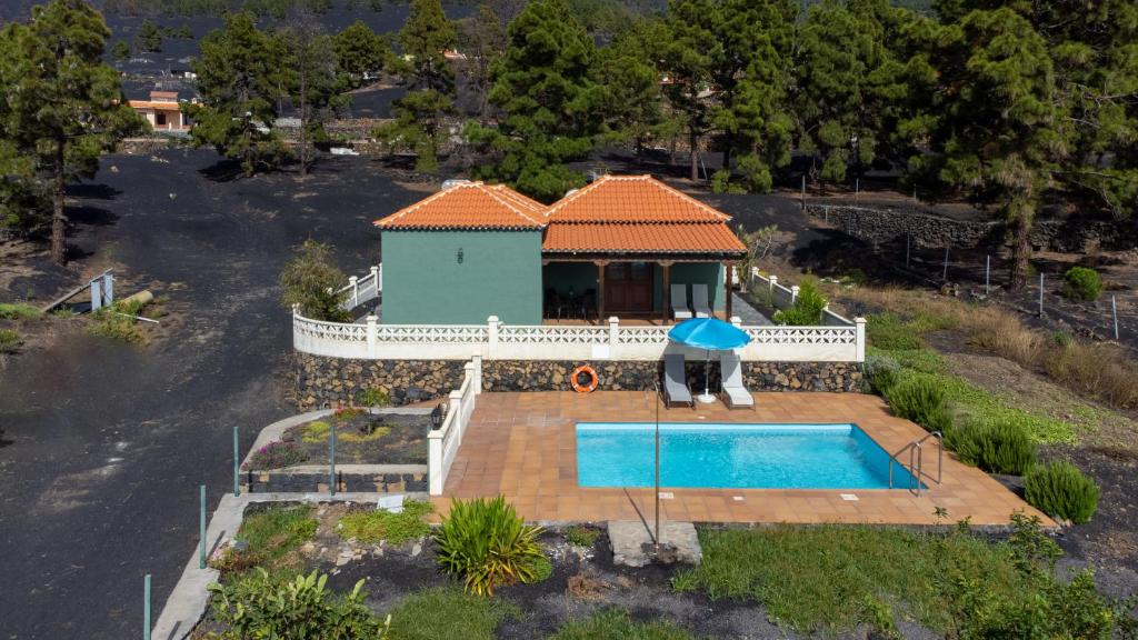 een luchtzicht op een huis met een zwembad bij Casa piscina y naturaleza en La Palma in El Paso