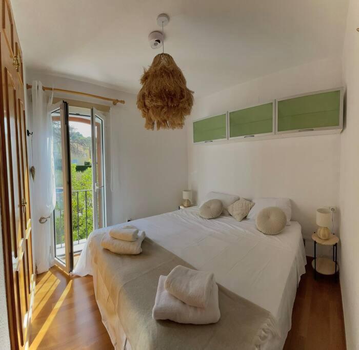 een slaapkamer met een groot bed en handdoeken bij Maison cosy au pied du golf in Muntanya la Sella