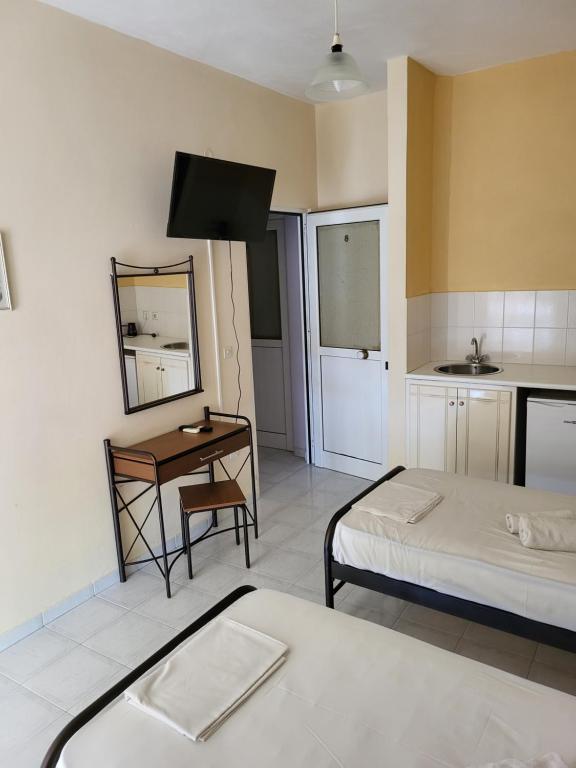 Postel nebo postele na pokoji v ubytování Polyxenis Rooms