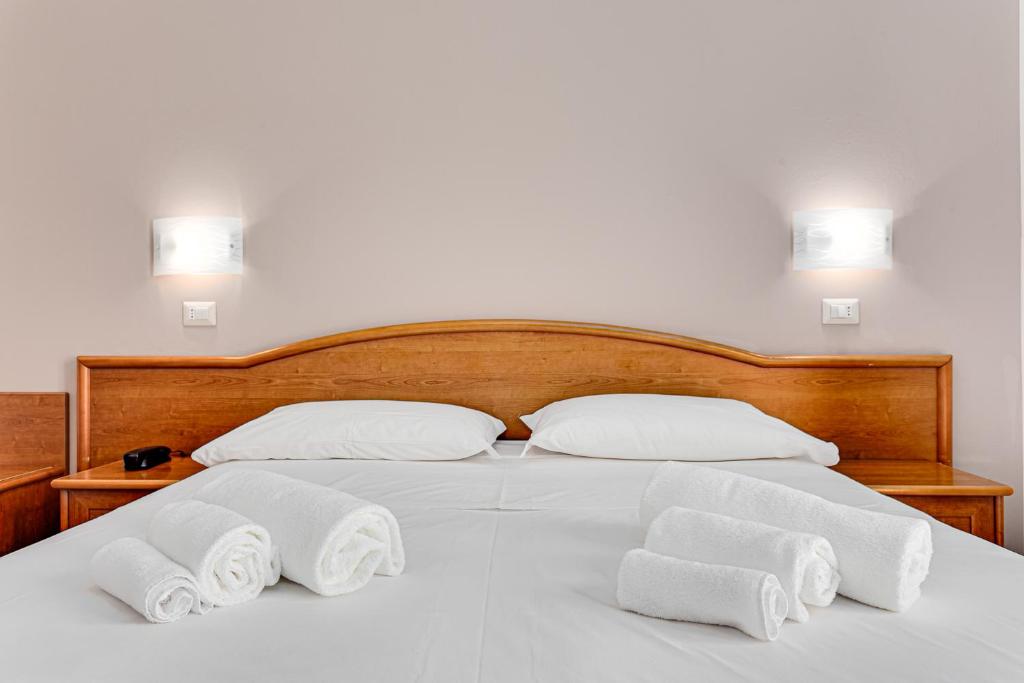 A bed or beds in a room at Hotel Schiller
