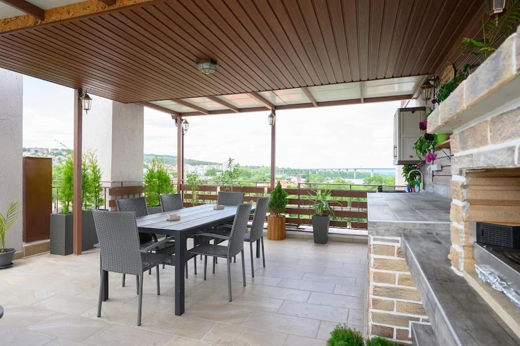 En balkon eller terrasse på Sunset Luxury Apartment