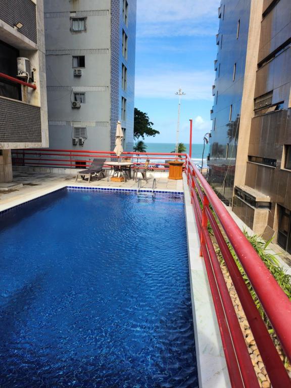 uma piscina no meio de dois edifícios em Eco Flat Recife - Vista ao Mar de Boa Viagem em Recife