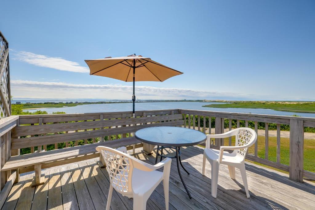 une table et des chaises sur une terrasse avec un parasol dans l'établissement Provincetown Home with Stunning Views!, à Provincetown