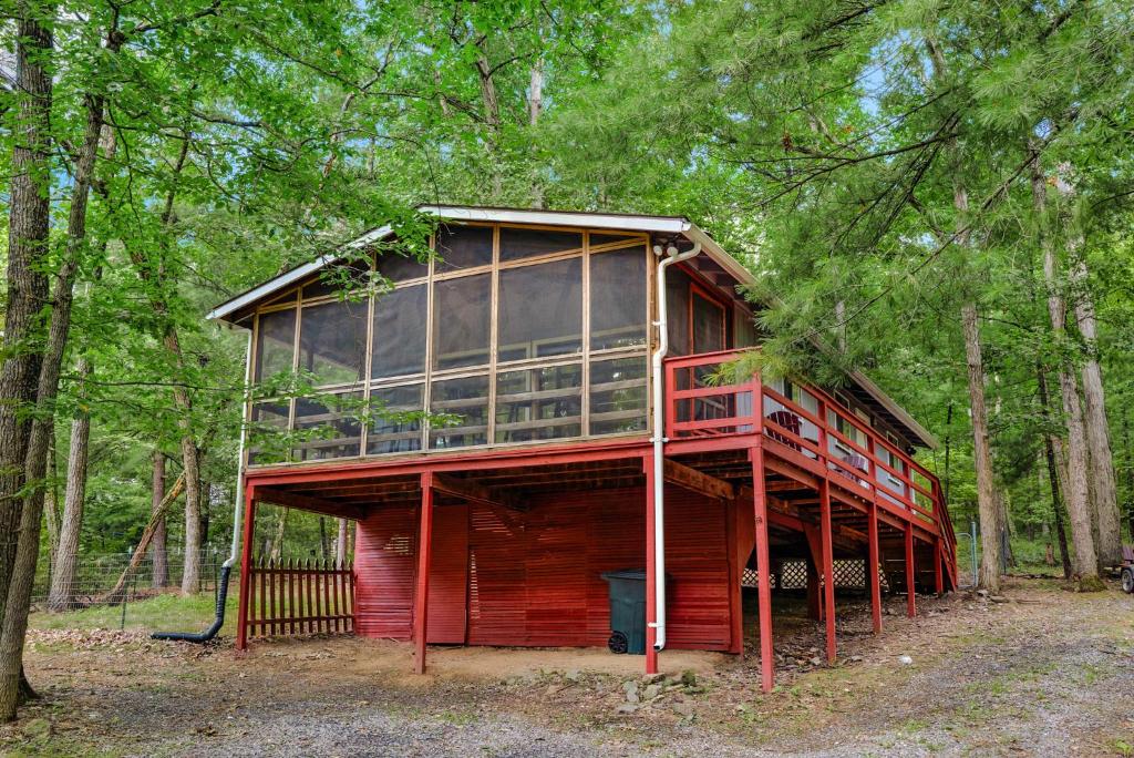 Sunny Cabin w Hot Tub, Grill, Porch, FirePit, WiFi - Habitación Familiar