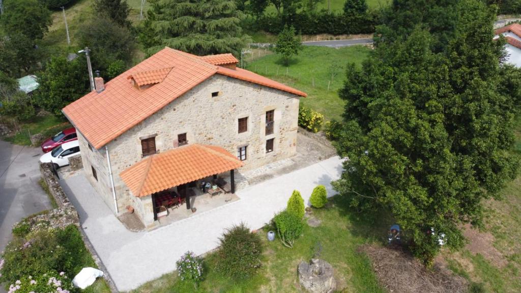 una vista aérea de una casa con techo naranja en Espectacular Casa Rural en Castaneda en Socobio