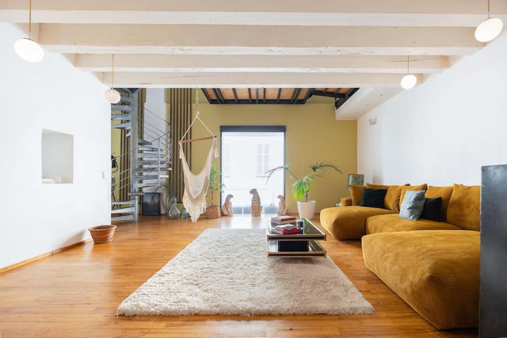 - un salon avec un canapé et un tapis dans l'établissement Le Loft du Vieux-Port - St Victor, à Marseille