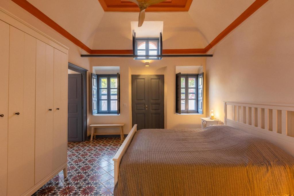 una camera con letto e soffitto di St.Mammas Traditional Apartment a Mesariá