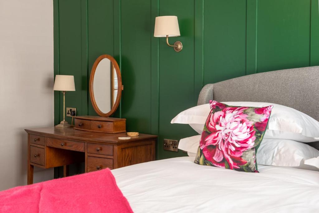 The Crown Pub and Hotel - Superior King Room