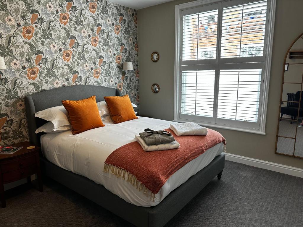 The Crown Pub and Hotel - Deluxe King Room