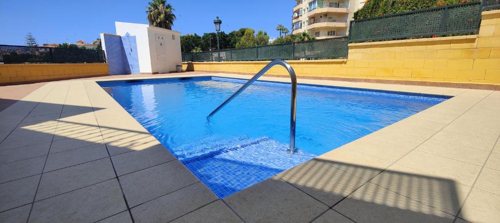 basen z metalową poręczą w budynku w obiekcie AP378 Casa Maria w mieście Nerja