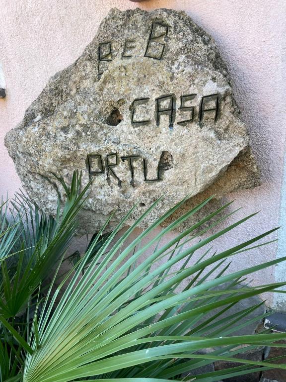 uma pedra com as palavras ser um grande artista em uma parede em Casa Ortu em Milis