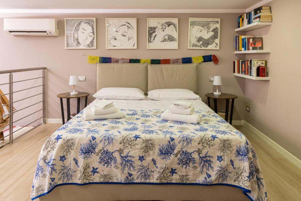 a bedroom with a bed with a blue and white bedspread at Poseidon's Creek - Luxury Apartment in Naples