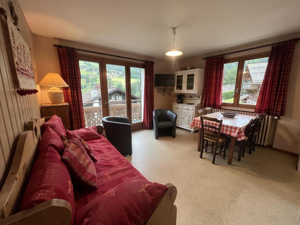 a living room with a couch and a table at Gemeaux B, appartement proche pistes de ski et village NOUVEAU A LA LOCATION in La Clusaz