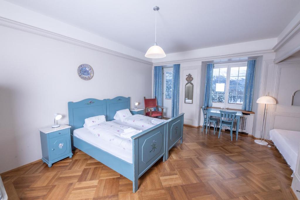 Cama o camas de una habitación en Hotel Chesa Spuondas