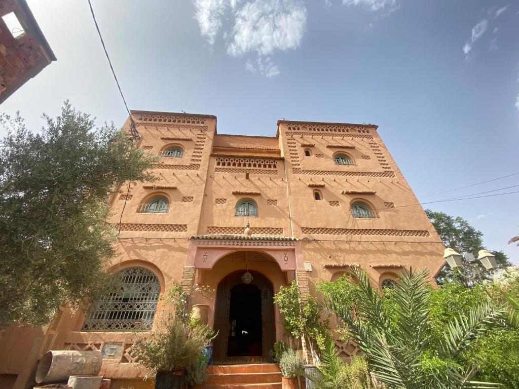 un edificio antiguo con un gran edificio de ladrillo en Riad Dar Barbara, en Ouarzazate