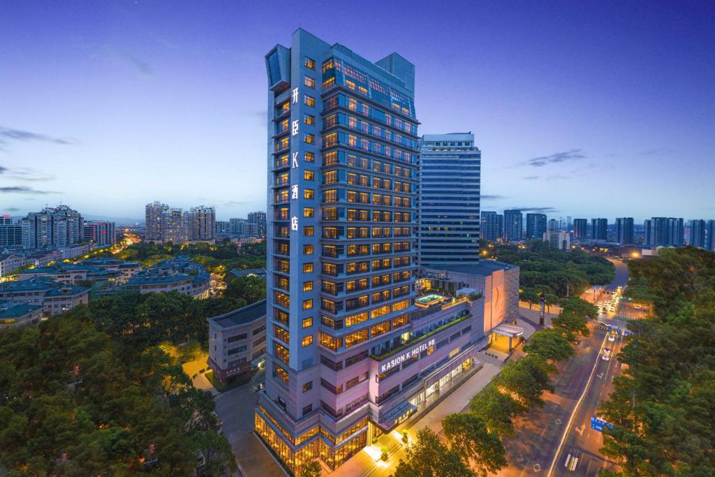 una vista aérea de un edificio alto en una ciudad en Yiwu Kaison K Hotel, en Yiwu