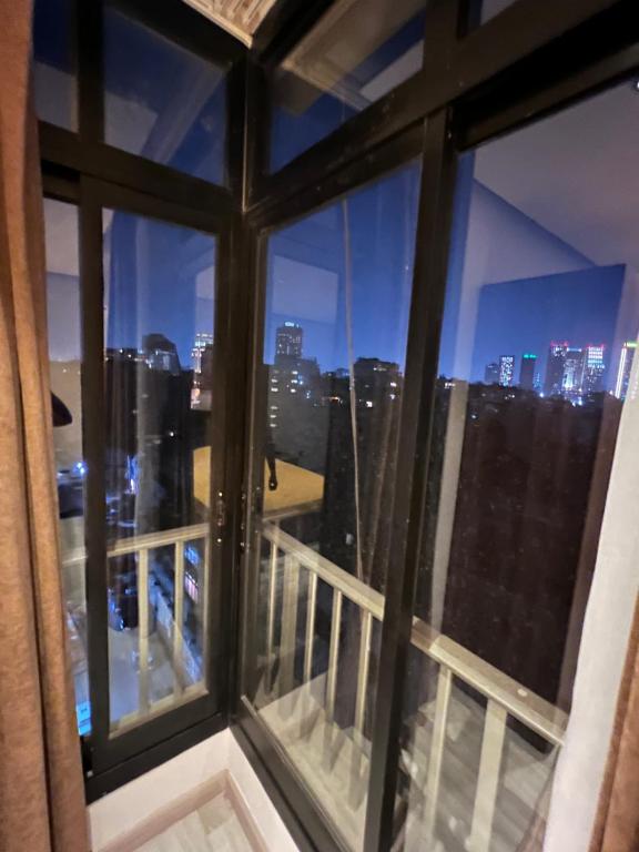 una ventana con vistas al perfil urbano en Zamalek Skyline Condo en El Cairo