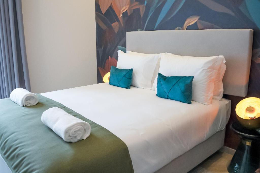 Postel nebo postele na pokoji v ubytování Guest House Jacarandá Faro
