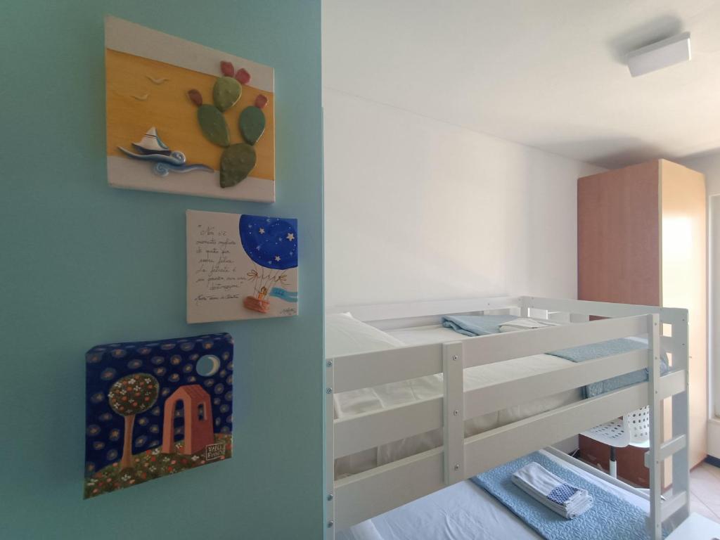 una camera con letto a castello e un dipinto sul muro di Celeste - affitti brevi a Polignano a Mare