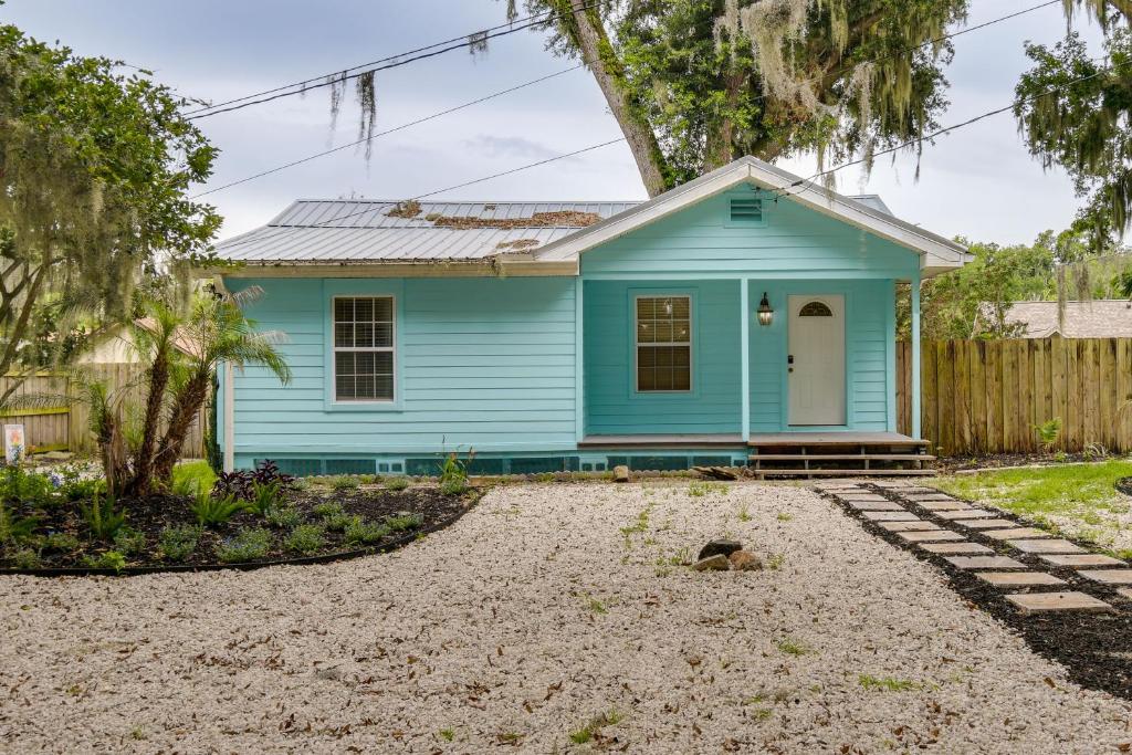 uma casa azul com uma entrada de cascalho em Charming Orange Park Home Near Doctors Lake! em Orange Park