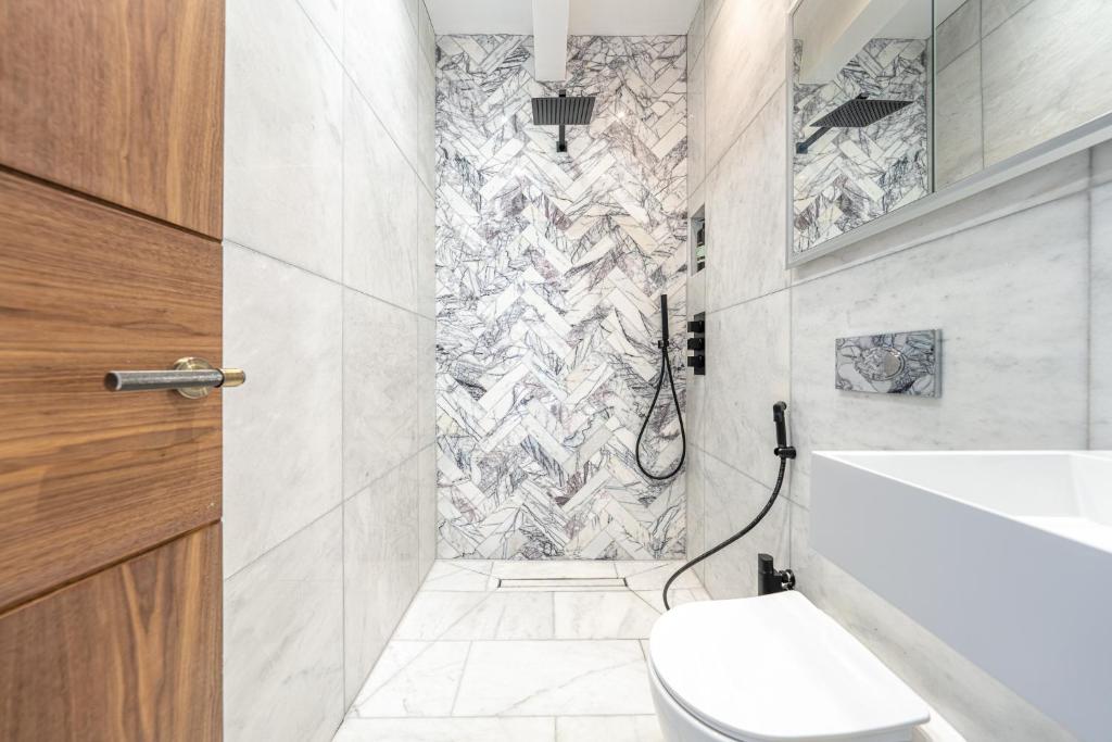 Central London Apartment في لندن: حمام مع مرحاض ومغسلة