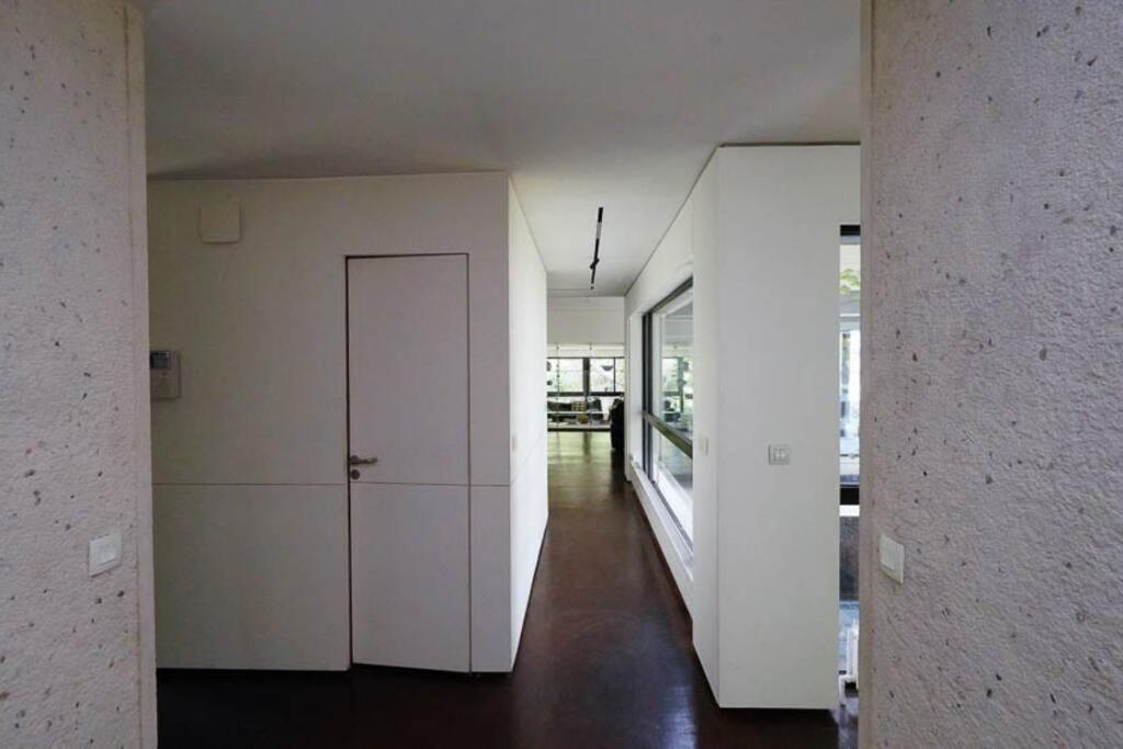 an empty room with a door and a hallway at Maginifique villa d&#39;architecte sur les bords de Marne tout près de Paris in Le Perreux-Sur-Marne