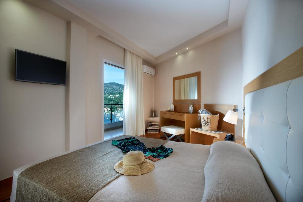 Televízia a/alebo spoločenská miestnosť v ubytovaní Panorama Botsaris Apartments