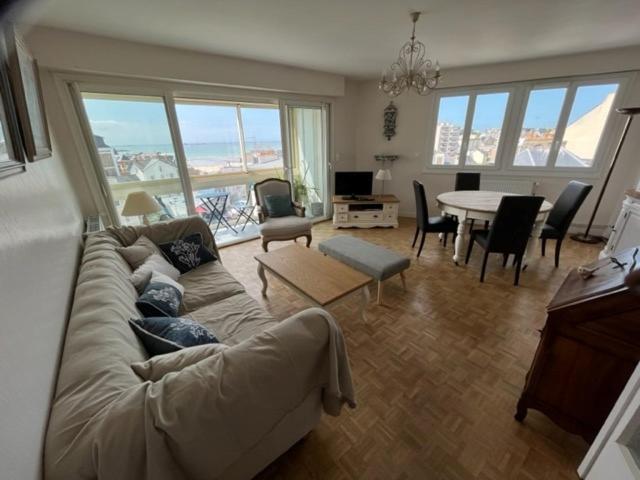 un salon avec un canapé et une table dans l'établissement Ty Ar Mor, à Saint-Malo