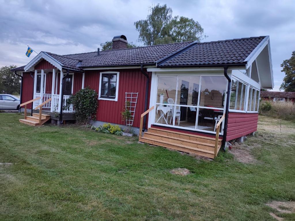 LönashultにあるLjusadals Pärlaの赤い家