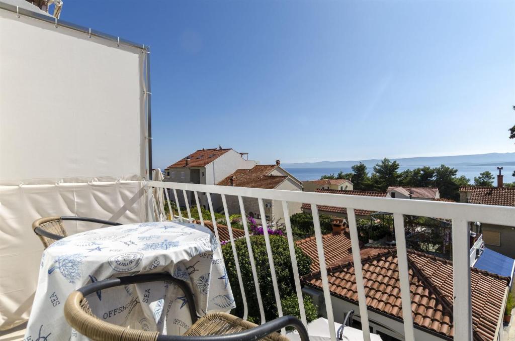 a balcony with a table and a view of a roof at Apartment Radojka in Bol