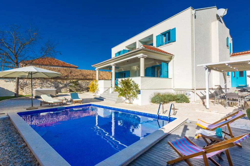 Bazén v ubytovaní Wellness & Spa Villa Spirini Dvori alebo v jeho blízkosti