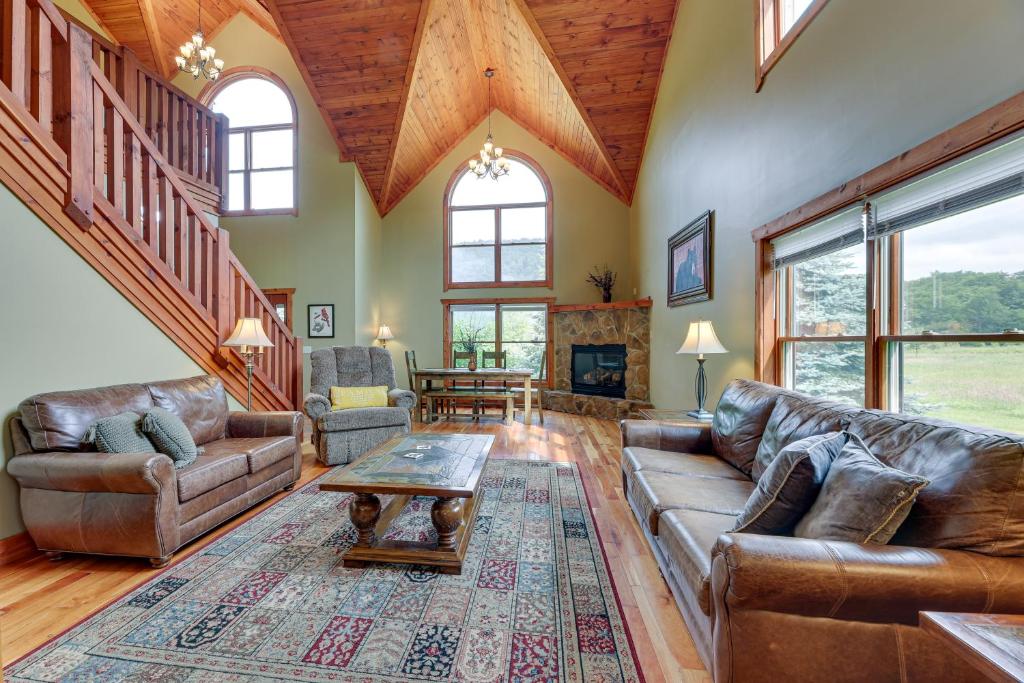 uma sala de estar com um sofá e uma mesa em Slaty Fork Home about 6 Mi to Snowshoe Mountain Resort em Slaty Fork