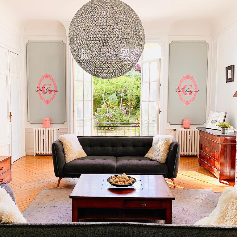 un salon avec un canapé et une table dans l'établissement The Gorgeous Hyper Center private garden, à Reims