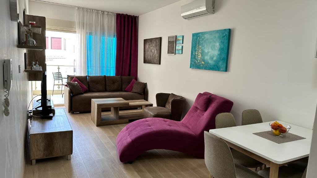 Khu vực ghế ngồi tại Ambassador apartment Bečići