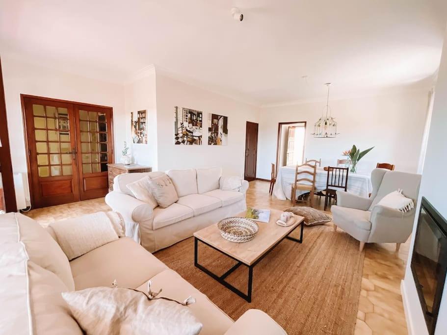 CristeloにあるJust Like Home - Casa Glóriaの白いソファとテーブルのあるリビングルーム