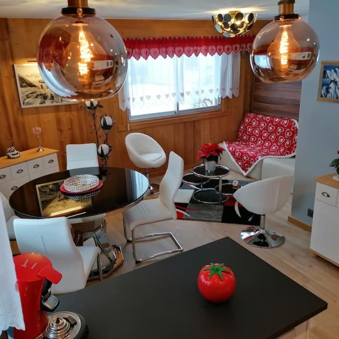 une cuisine et un salon avec une table et des chaises dans l'établissement Le p'tit Rubis, à Chamonix-Mont-Blanc