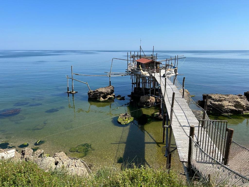 un muelle con un barco en el agua en Da Concy, en Fossacesia