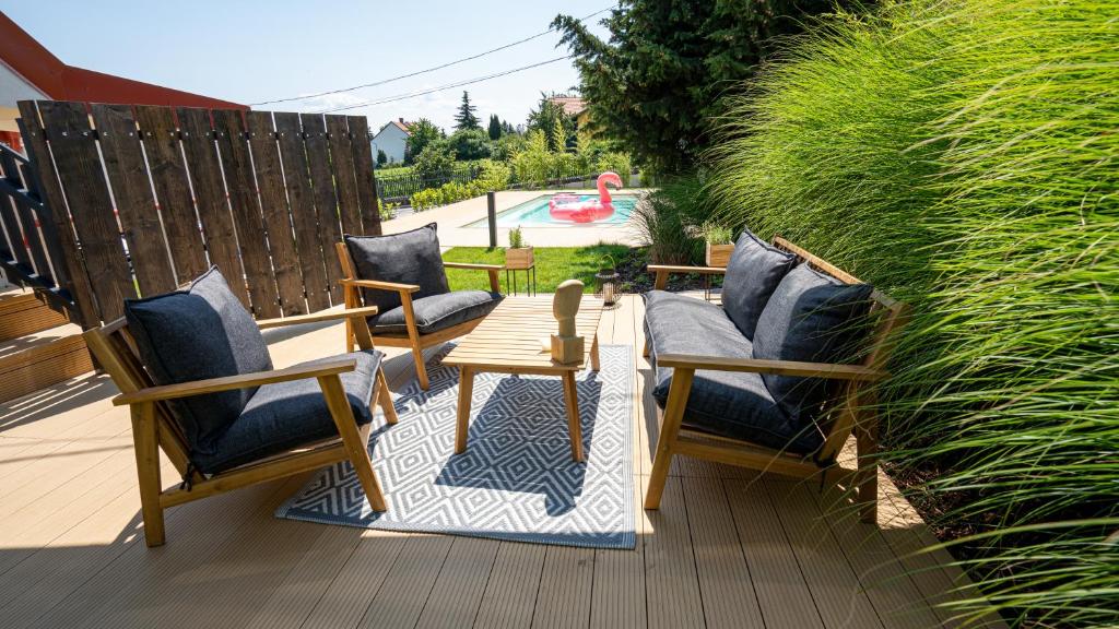 - un ensemble de chaises et d'une table sur une terrasse dans l'établissement Stég.Badacsony, à Bytom