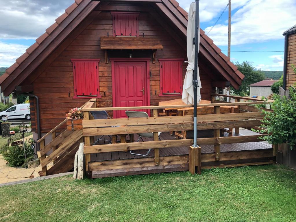Aed väljaspool majutusasutust Chalet Colline et Lou