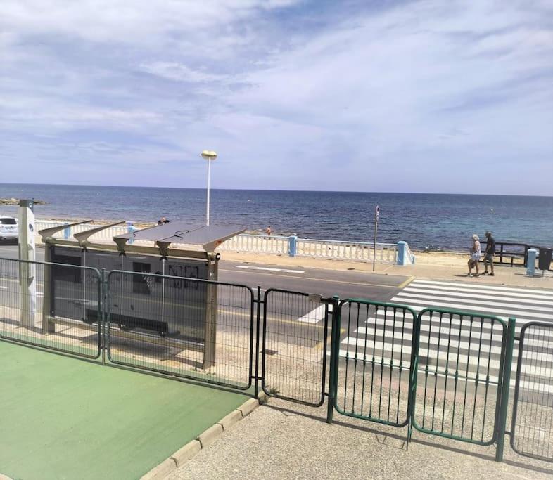 Vue générale sur la mer ou vue sur la mer prise depuis l'appartement