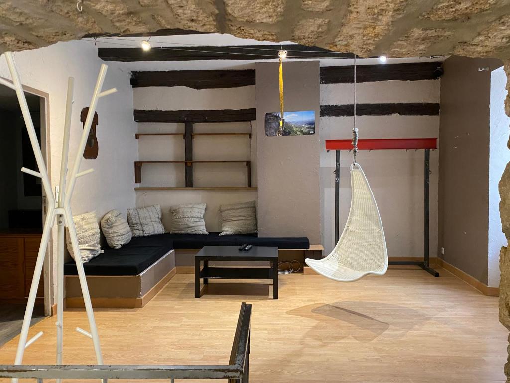 - un salon avec un canapé et un hamac dans l'établissement La Maison de Mandy, à Creissels