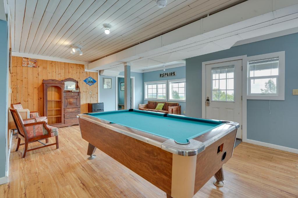 una mesa de billar en medio de una habitación en Beautiful Winter Escape on Bromley Mountain!, en Peru