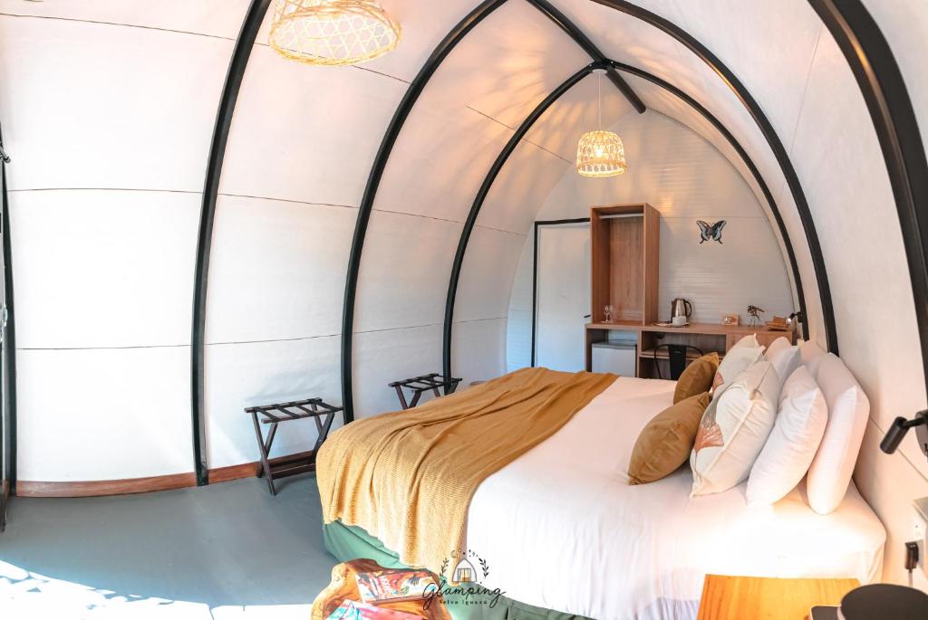 a bedroom with a bed in a dome tent at GLAMPING SELVA IGUAZU in Puerto Iguazú