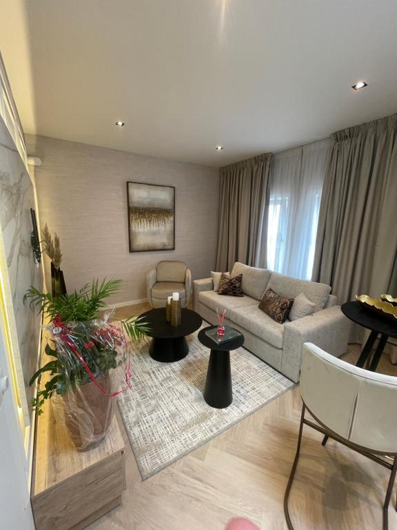 a living room with a couch and a table at Centrum Hilversum appartement in Hilversum