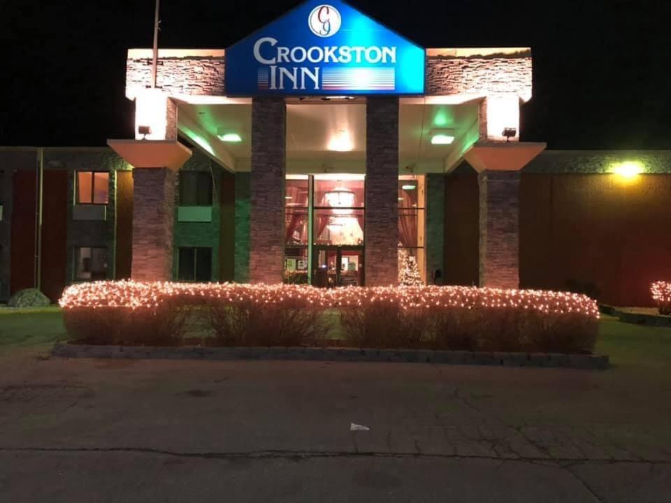 einen Laden vorne mit einem Schild am Abend in der Unterkunft Crookston Inn & Convention Center in Crookston