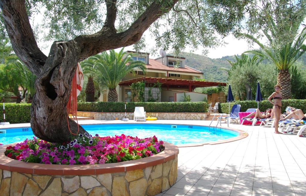 The swimming pool at or close to Residence Fontana Barone