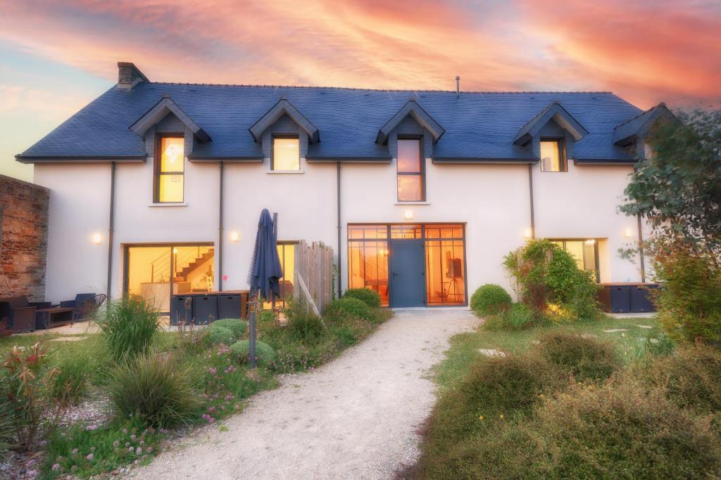 Casa blanca con techo azul en Domaine de Kerantroad en Plonévez-Porzay