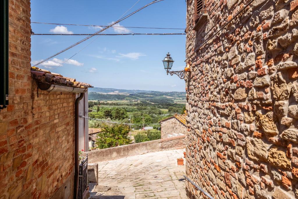 een steegje in een oud gebouw met uitzicht bij Fabbrica: Two-wheeler lovers in Peccioli