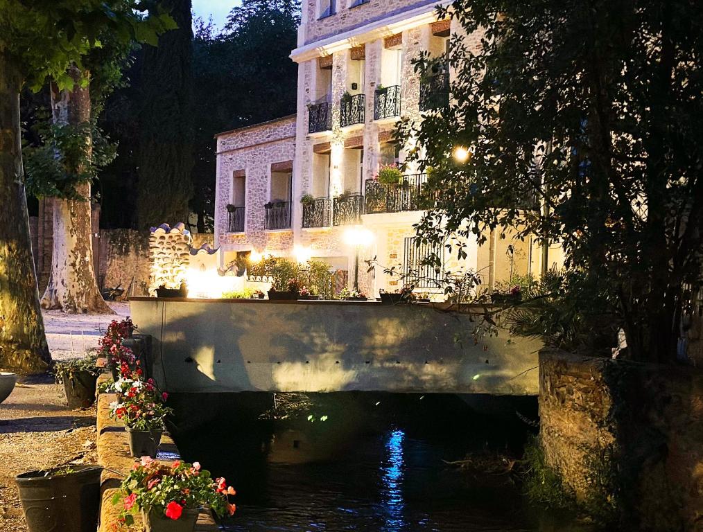 a building and a canal in front of a building at Appart Hotel Spa Perpignan in Perpignan