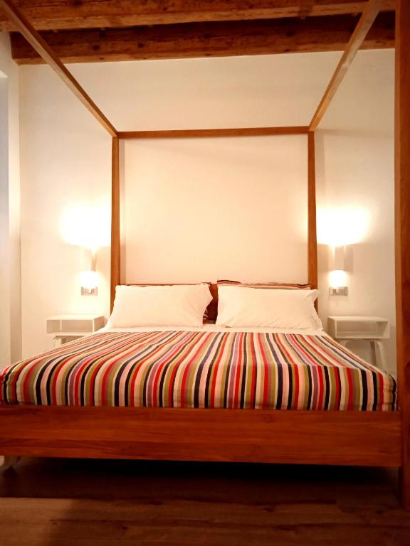 Łóżko lub łóżka w pokoju w obiekcie Moira Rooms